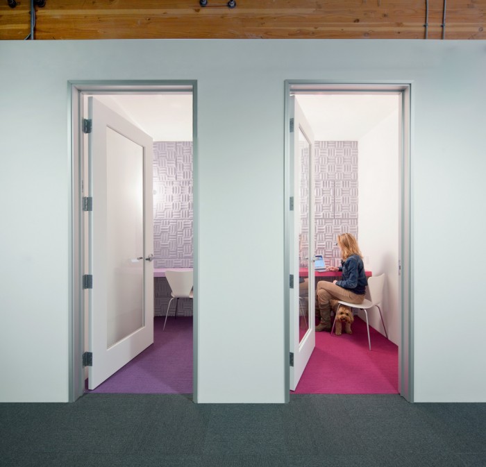 16_studio-sarah-willmer_atlassian-offices_color-splash-skype-rooms-700×6732