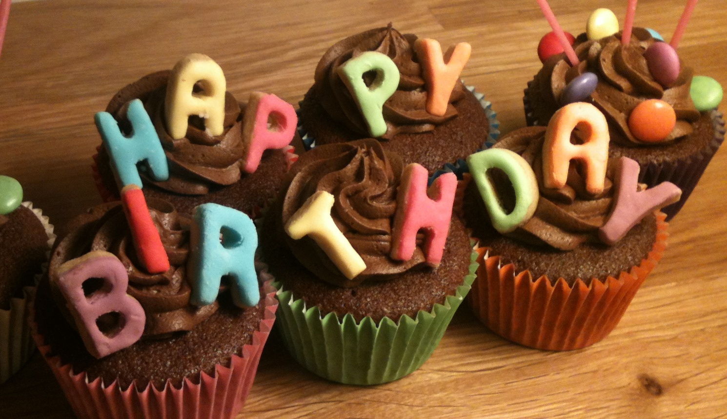 happy-birthday-cupcakes